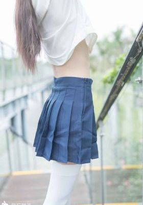娇妻被朋友在客厅呻吟_剧情片全集免费观看